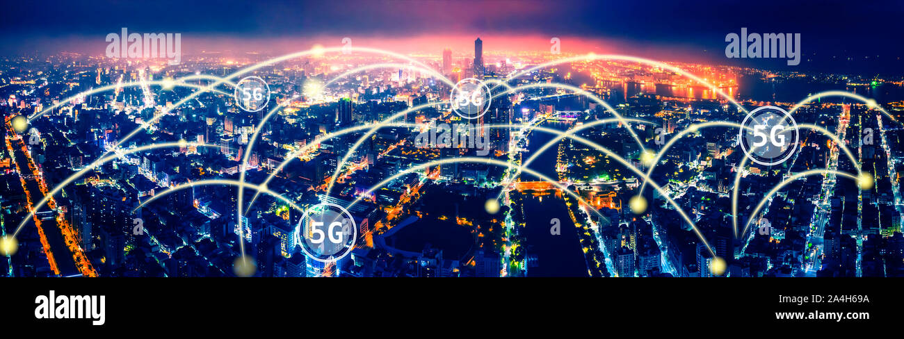 Luftbild Stadt bei Nacht und 5 g-tech Konzepte Stockfoto