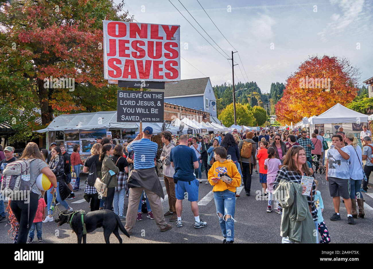Straßenprediger tragende Zeichen, Buße zu tun. Lachs Tage Feier Issquah, Washington. Oktober 6, 2019. Stockfoto