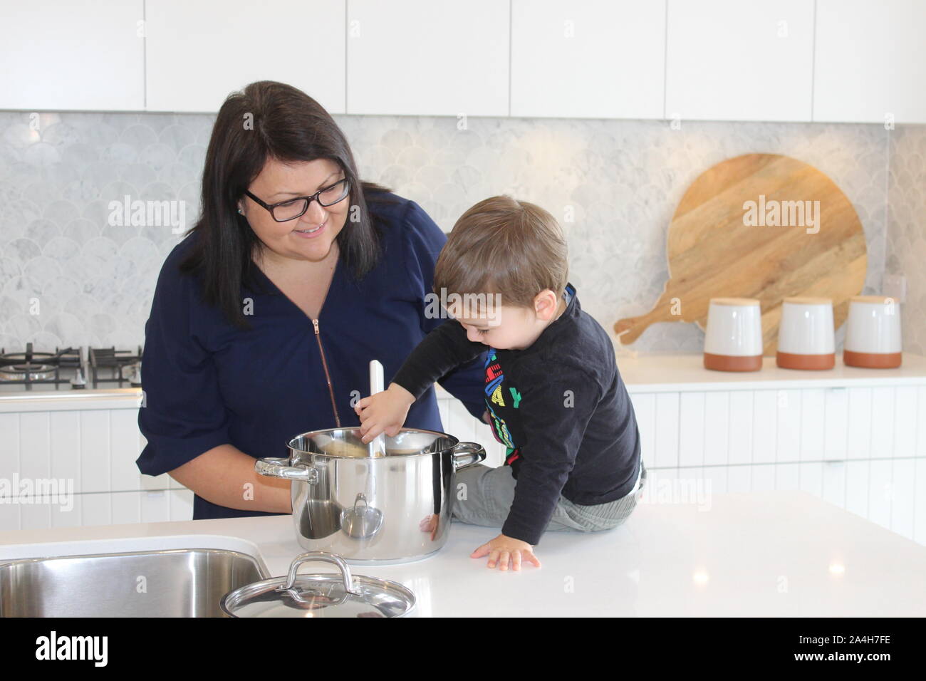 Mom Lehre ihren Sohn so Kochen Stockfoto