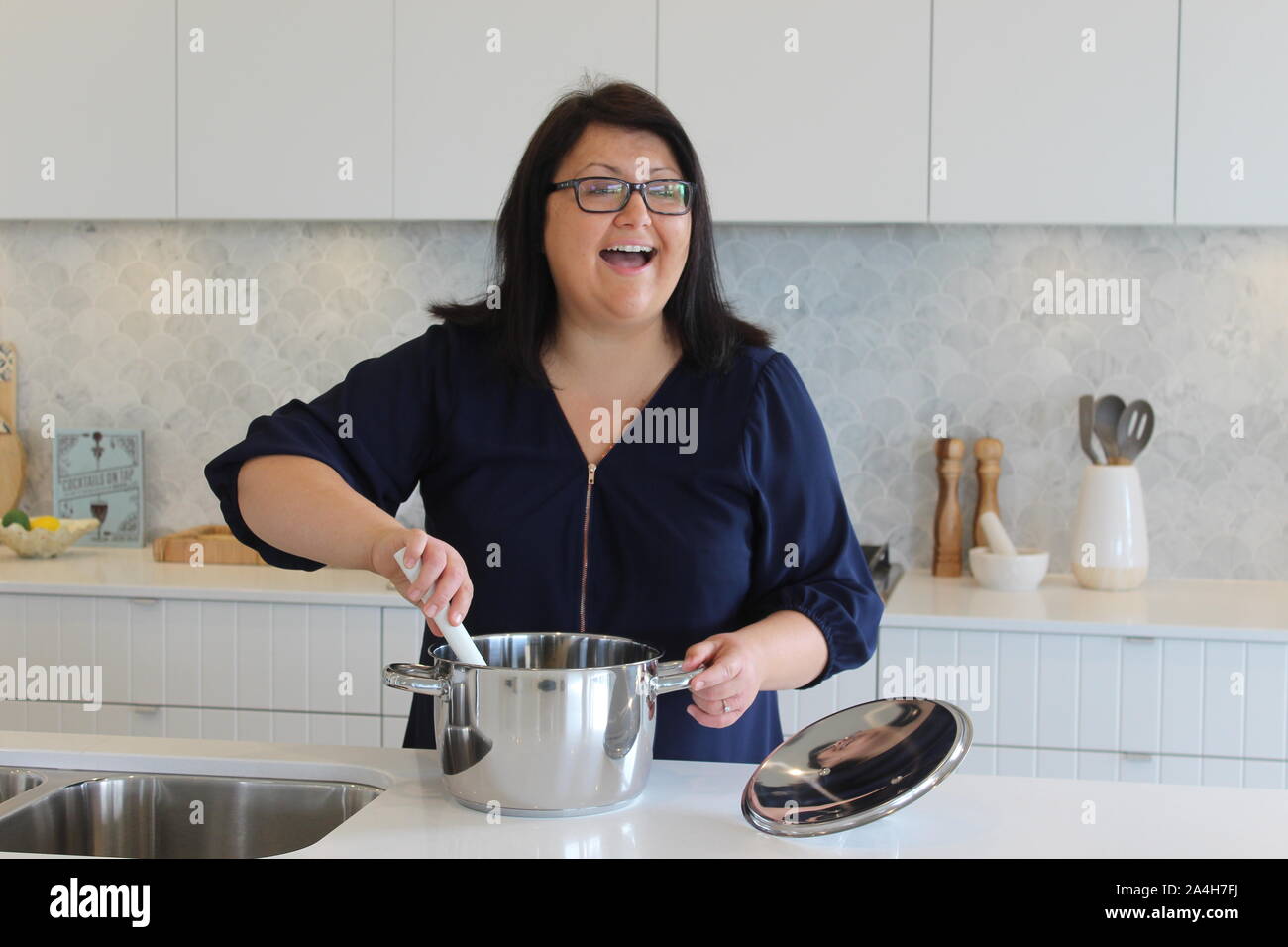 Mama Kochen und Lachen in der Küche Stockfoto