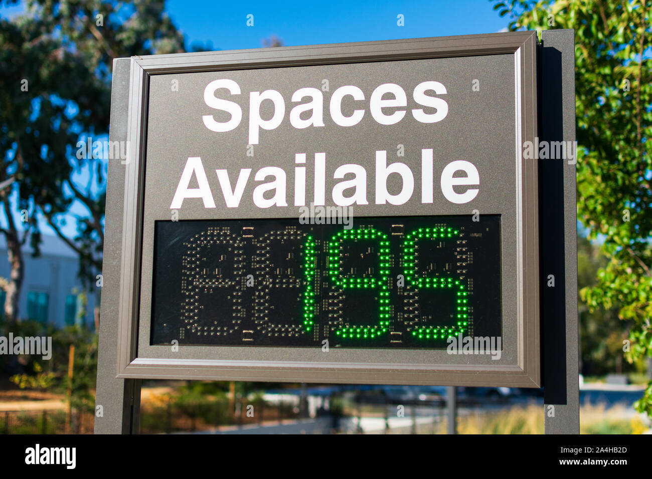 Plätze Parkplatz Schild mit LED-Zähler, die die Anzahl der offen oder leer Parkplätze am Parkplatz. Stockfoto
