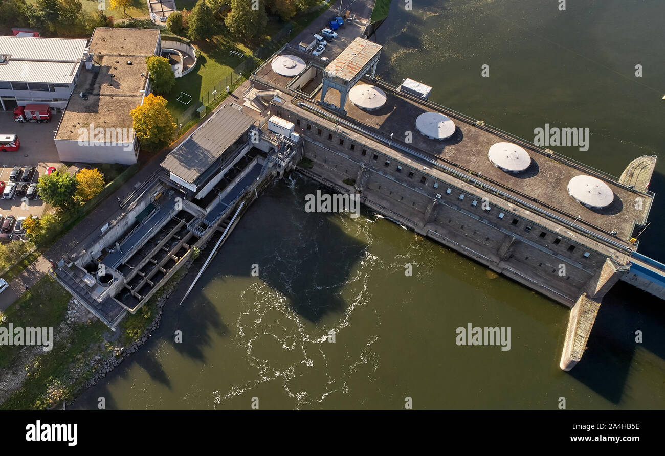 Koblenz, Deutschland. 14 Okt, 2019. Die airtamp mit einer Drohne zeigt die Mosel dam Koblenz und der MOSELLUM - Erlebniswelt - Fischpass Koblenz. Der Fokus der erlebnisreichen Ausstellung ist die Migration von Fischen im Moseltal, sowie Schifffahrt und Energieerzeugung. Die airtamp mit einer Drohne zeigt die Mosel dam Koblenz und der MOSELLUM - Erlebniswelt - Fischpass Koblenz. Der Fokus der erlebnisreichen Ausstellung ist die Migration von Fischen im Moseltal, sowie Schifffahrt und Energieerzeugung. Quelle: Thomas Frey/dpa/Alamy leben Nachrichten Stockfoto