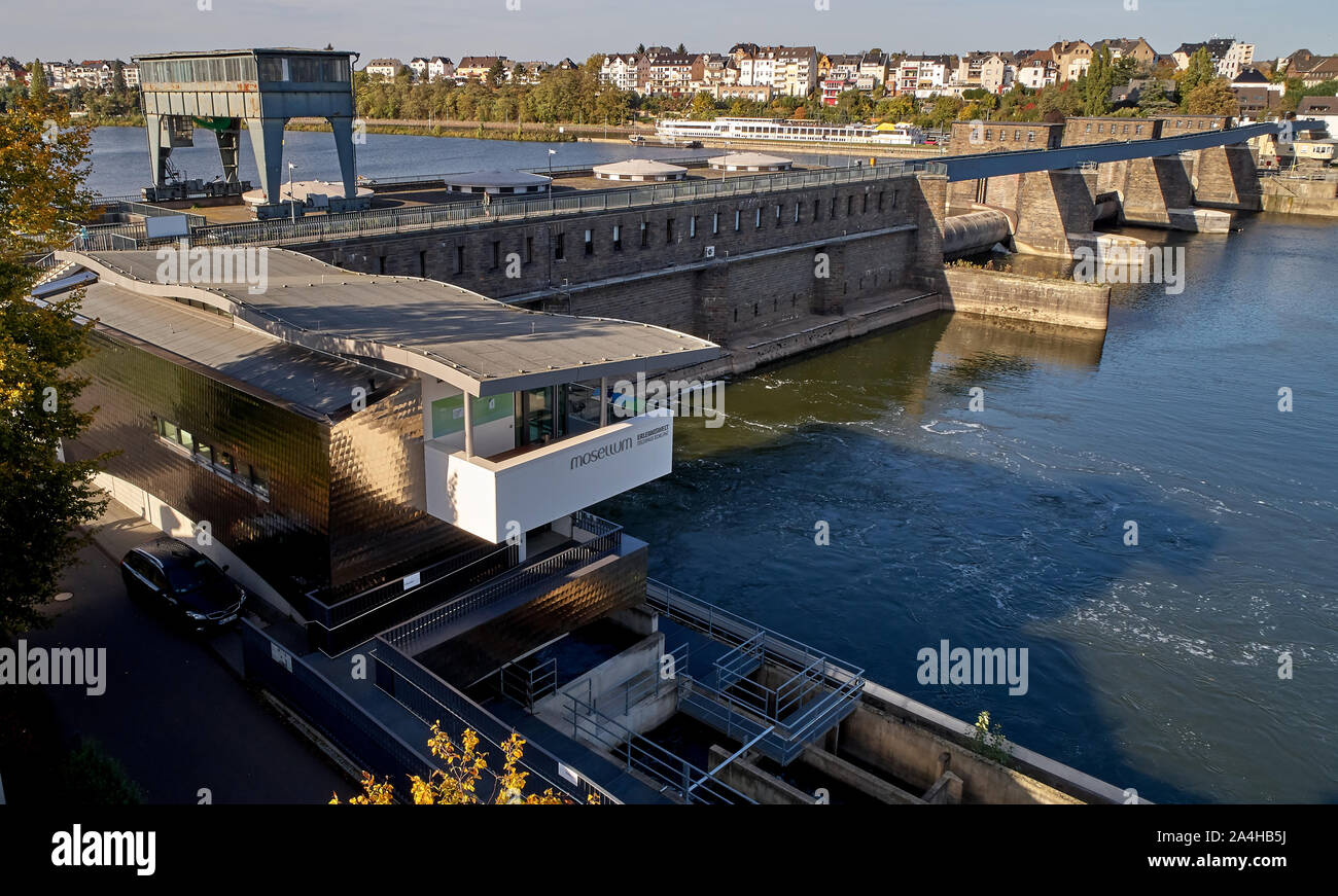 Koblenz, Deutschland. 14 Okt, 2019. Die airtamp mit einer Drohne zeigt die Mosel dam Koblenz und der MOSELLUM - Erlebniswelt - Fischpass Koblenz. Der Fokus der erlebnisreichen Ausstellung ist die Migration von Fischen im Moseltal, sowie Schifffahrt und Energieerzeugung. Die airtamp mit einer Drohne zeigt die Mosel dam Koblenz und der MOSELLUM - Erlebniswelt - Fischpass Koblenz. Der Fokus der erlebnisreichen Ausstellung ist die Migration von Fischen im Moseltal, sowie Schifffahrt und Energieerzeugung. Quelle: Thomas Frey/dpa/Alamy leben Nachrichten Stockfoto