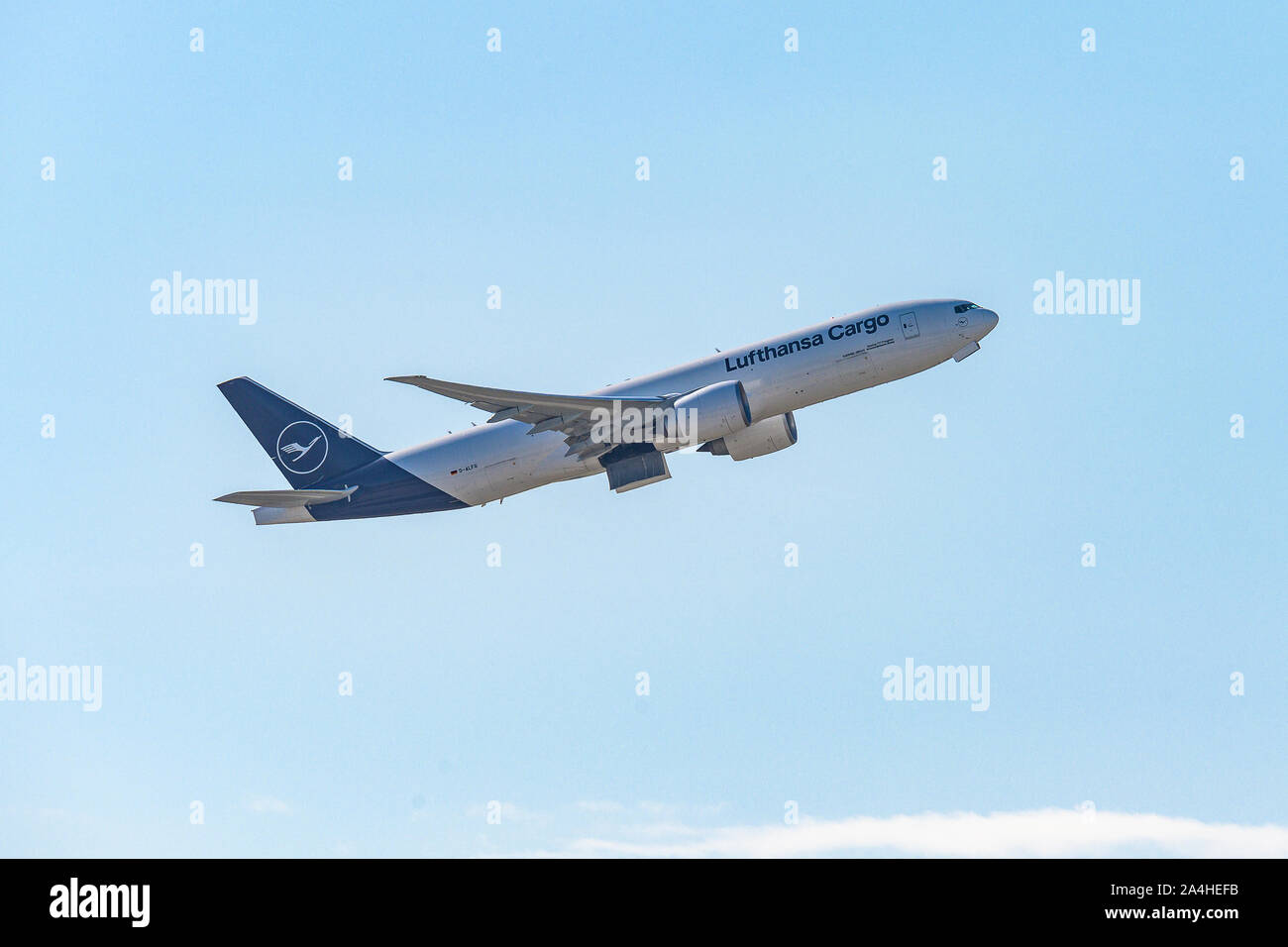 FRANKFURT, DEUTSCHLAND 11.08.2019 Lufthansa Cargo Airbus zweistrahlige Jet Airliner ab dem Flughafen für Lieferung Flug. Stockfoto