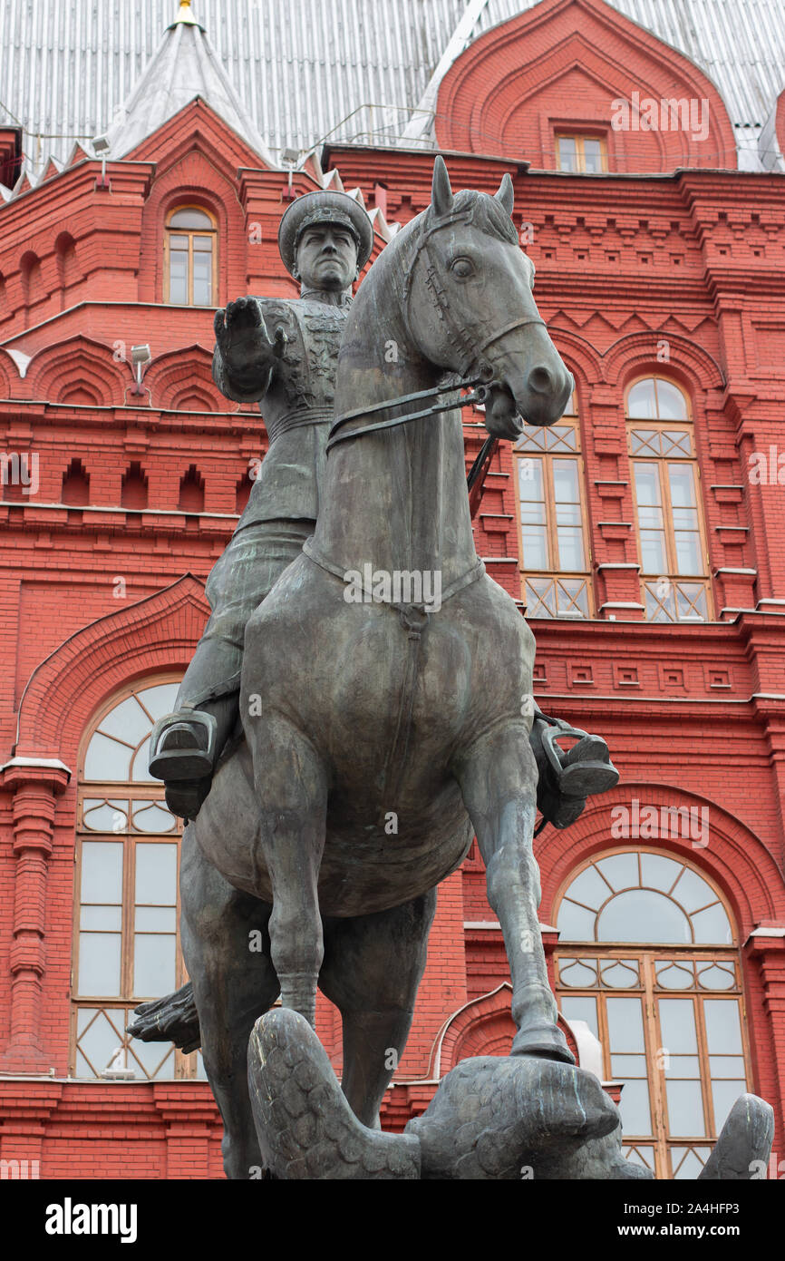 12-10-2019, Moskau, Russland. Denkmal für Marschall Schukow auf dem Roten Platz. Weltkrieg II Commander Marschall Georgij Schukow auf einem schlachtross gegen den roten b Stockfoto