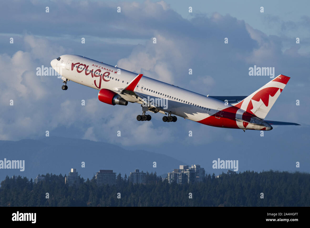 Richmond, British Columbia, Kanada. 13 Okt, 2019. Ein Rouge Air Canada Boeing 767-300ER C-FIYE) wide-Body Jet Airliner zieht aus Vancouver International Airport. Credit: bayne Stanley/ZUMA Draht/Alamy leben Nachrichten Stockfoto