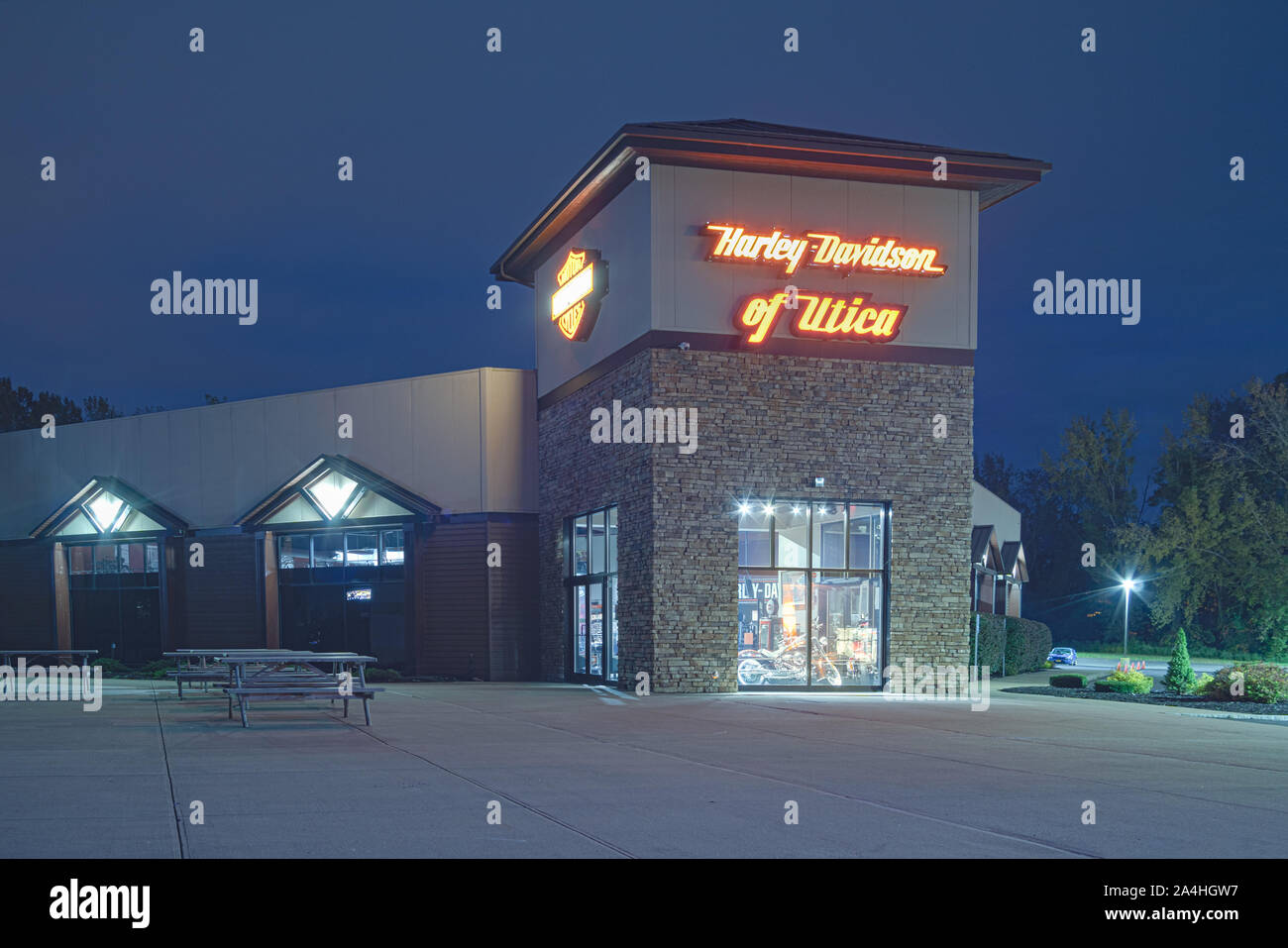 Utica, New York - 14.Oktober 2019: Harley-Davidson Motorrad Händler an der Außenseite. Harley-Davidson, oder Harley, ist eine amerikanische Motorrad Hersteller, Stockfoto