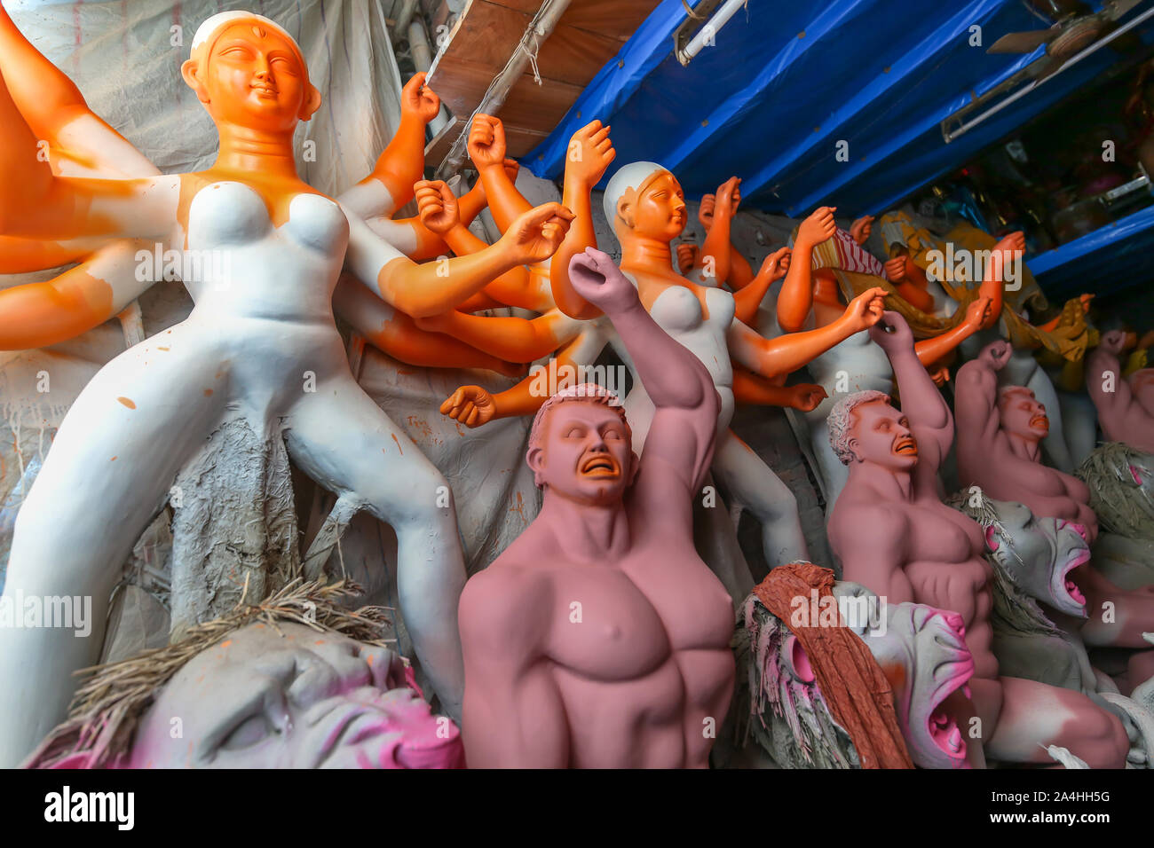 Hindu-Goddess Durga Idol wurde für das Festival Durga Puja in einem Kunsthandwerker-Studio in der Gegend von Kumartuli in Kolkata, Indien, geschaffen Stockfoto