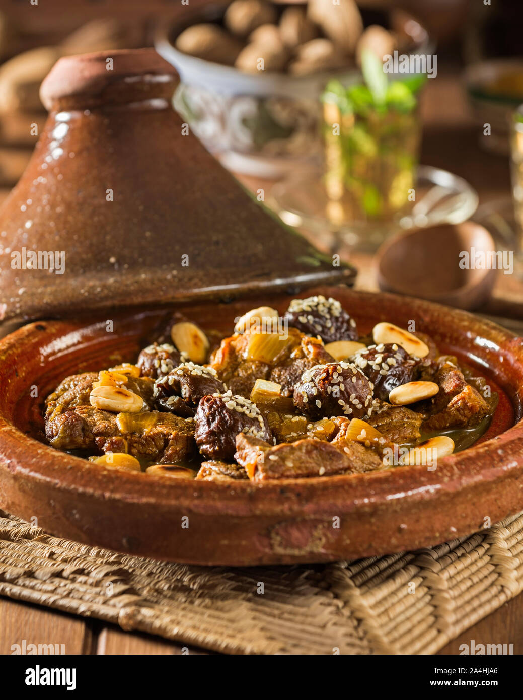 Mandel und pflaume tajine -Fotos und -Bildmaterial in hoher Auflösung ...