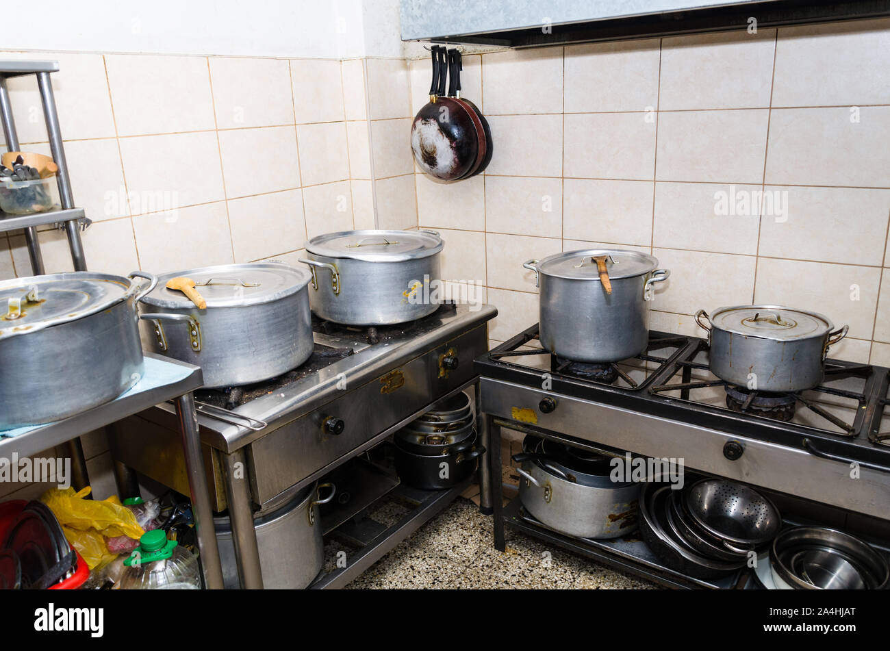 Typische Küche von einem Restaurant erschossen in Betrieb, typische Küche von einem Restaurant erschossen in Betrieb, hausgemachte Küche Stockfoto