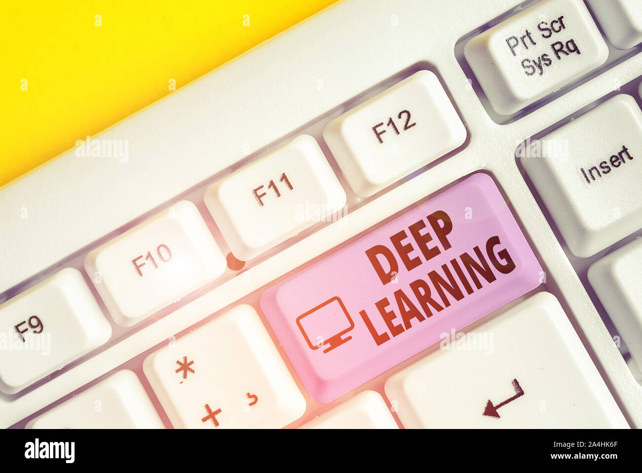 Schreiben Hinweis zeigen vertieftes Lernen. Business Konzept für hierarchische Abstraktionen künstliche Intelligenz Algorithmus Weiß pc-Tastatur mit Papier Stockfoto