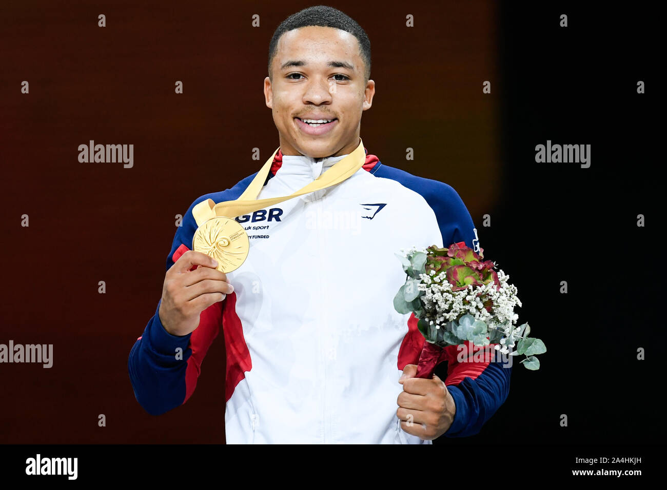 Stuttgart, Deutschland. 13 Okt, 2019. Gymnastik: Weltmeisterschaft, gerätefinale, Männer, Bars: Joe Fraser aus Großbritannien bei der Preisverleihung mit Goldmedaille. Credit: Tom Weller/dpa/Alamy leben Nachrichten Stockfoto