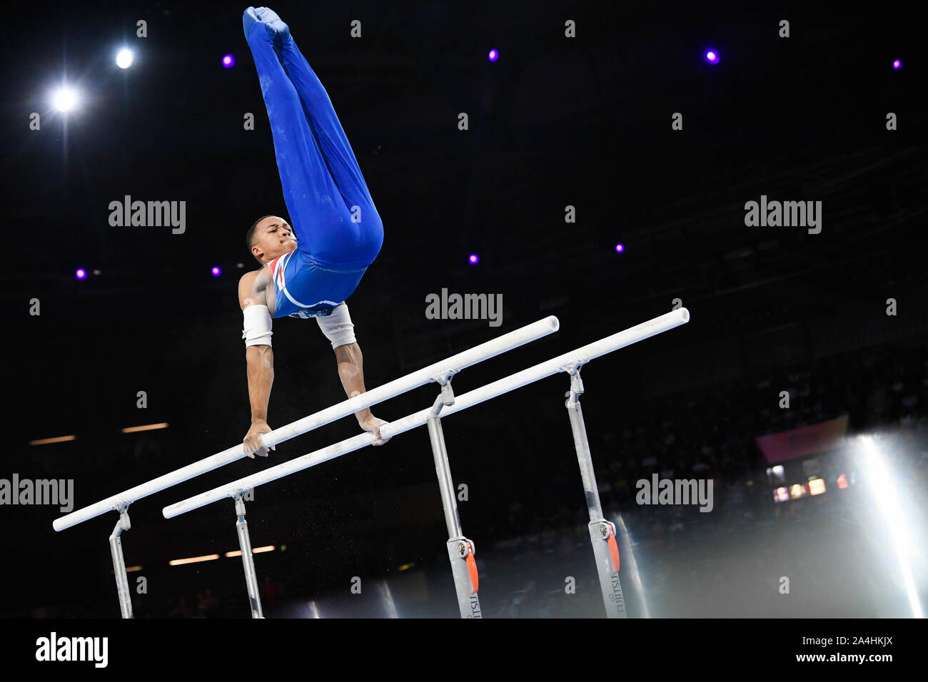 Stuttgart, Deutschland. 13 Okt, 2019. Gymnastik: Weltmeisterschaften, gerätefinale, Männer: Joe Fraser aus Großbritannien führt auf Bars. Credit: Tom Weller/dpa/Alamy leben Nachrichten Stockfoto