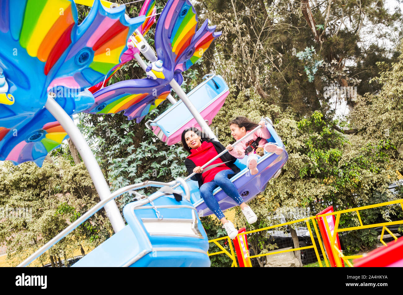Mutter und Tochter Spaß und lächelnd in einem Freizeitpark Spiel Stockfoto
