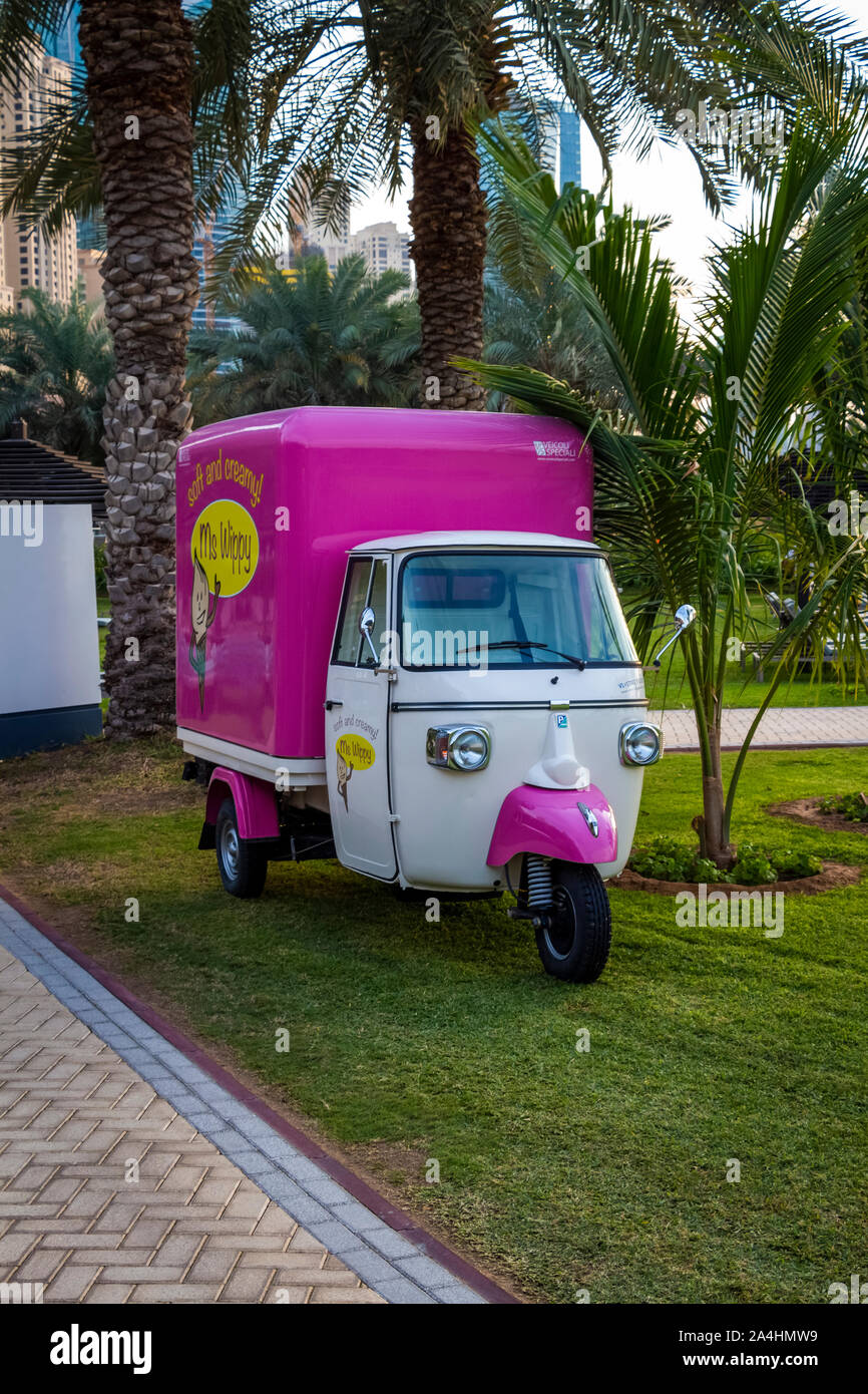 Dubai, VAE - Dezember 2, 2018: Alte cargo scooter im Le Royal Meridien Beach Resort & Spa vom Strand. Dubai Marina District. Stockfoto