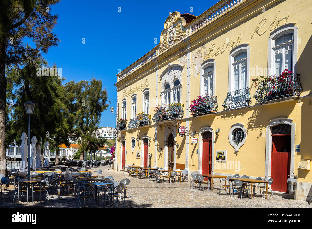 Traditionelle portugiesische Gebäude mit Bürgersteig Cafè. Tavira, Algarve, Portugal, April 2019 Stockfoto