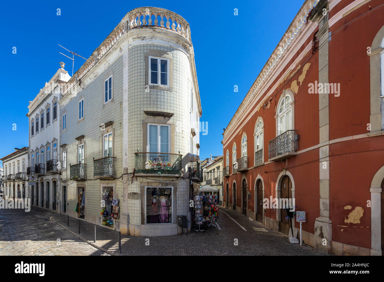 Traditionelle portugiesische Gebäude und Architektur im historischen Zentrum von Tavira. Tavira, Algarve, Portugal, April 2019 Stockfoto