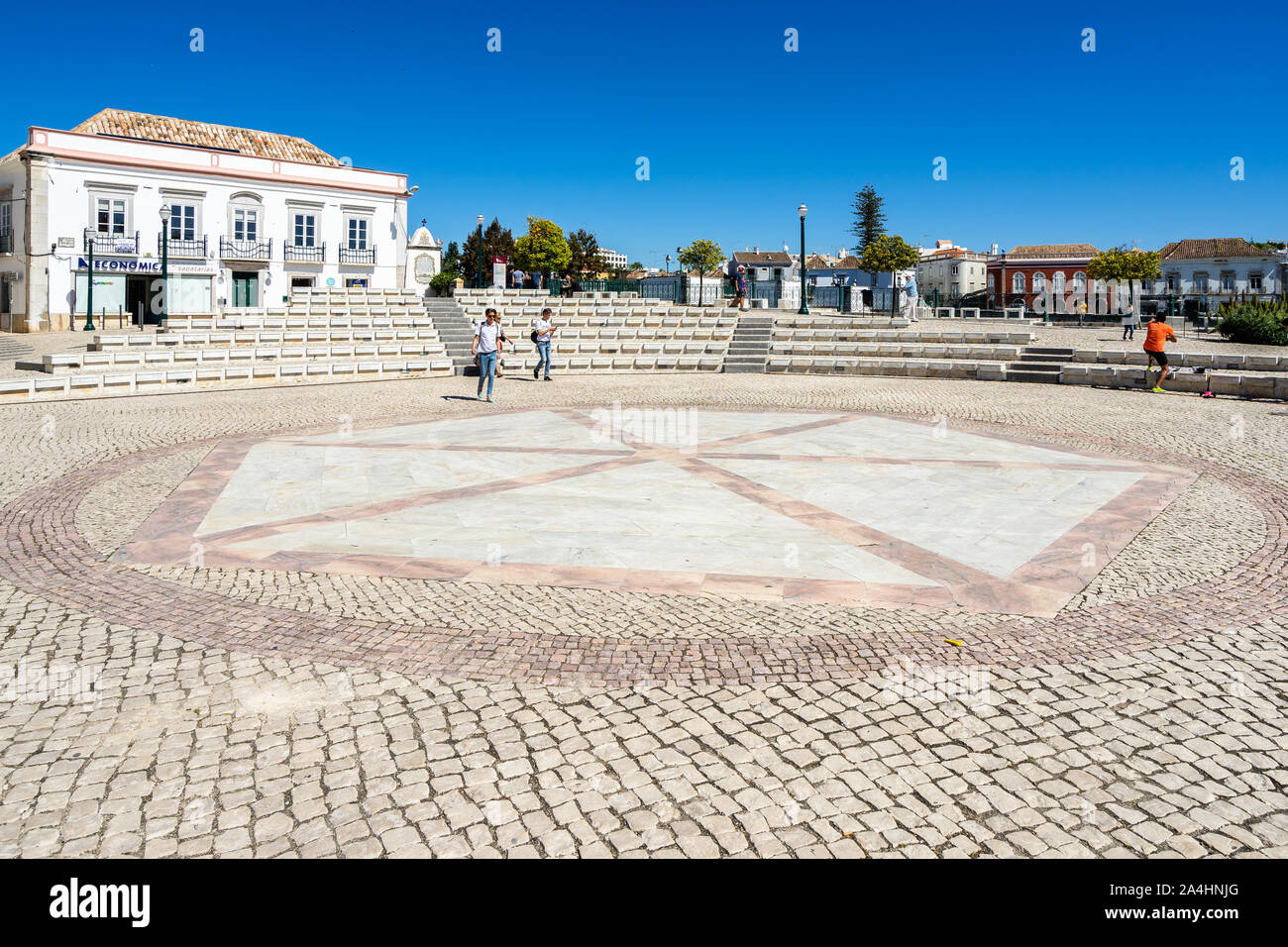 Fußgängerzone gepflasterten Platz im historischen Zentrum von Tavira. Tavira, Algarve, Portugal, April 2019 Stockfoto