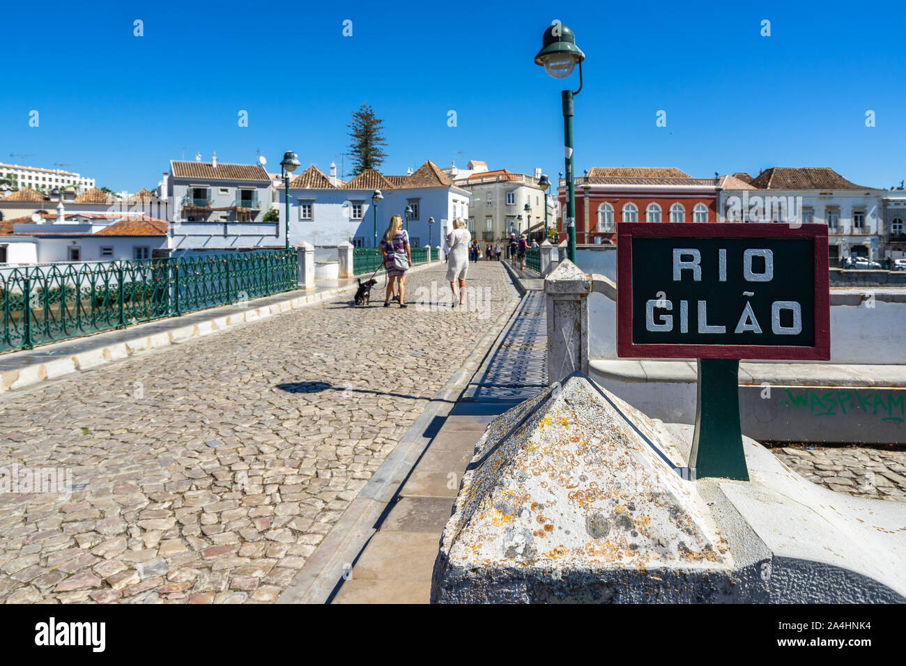 Anzeigen römische Brücke (Puente Romano) in Tavira, eine Brücke den Fluss Gilao, Algarve, Portugal Kreuzung Stockfoto