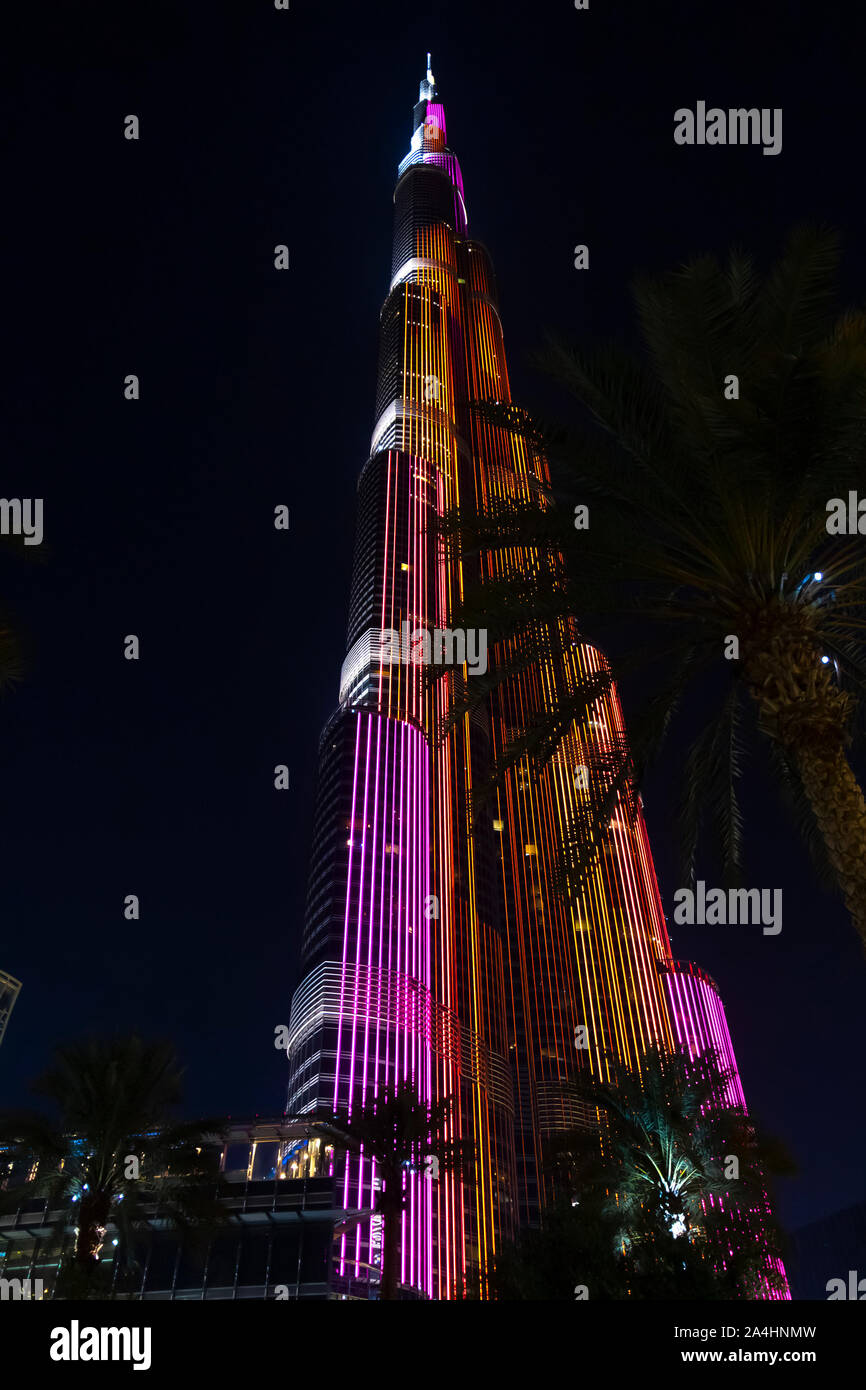 Dubai, VAE - Dezember 2, 2018: Downtown Dubai. Blick auf den Burj Khalifa Tower in der Nacht. Tag der Unabhängigkeit. Stockfoto