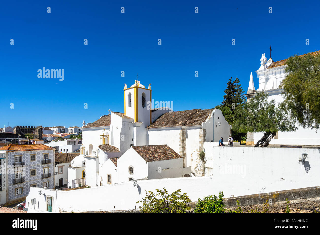 Blick auf die Kirche Santiago (Igreja de Santiago) von der Burg von Tavira, Algarve, Portugal Stockfoto
