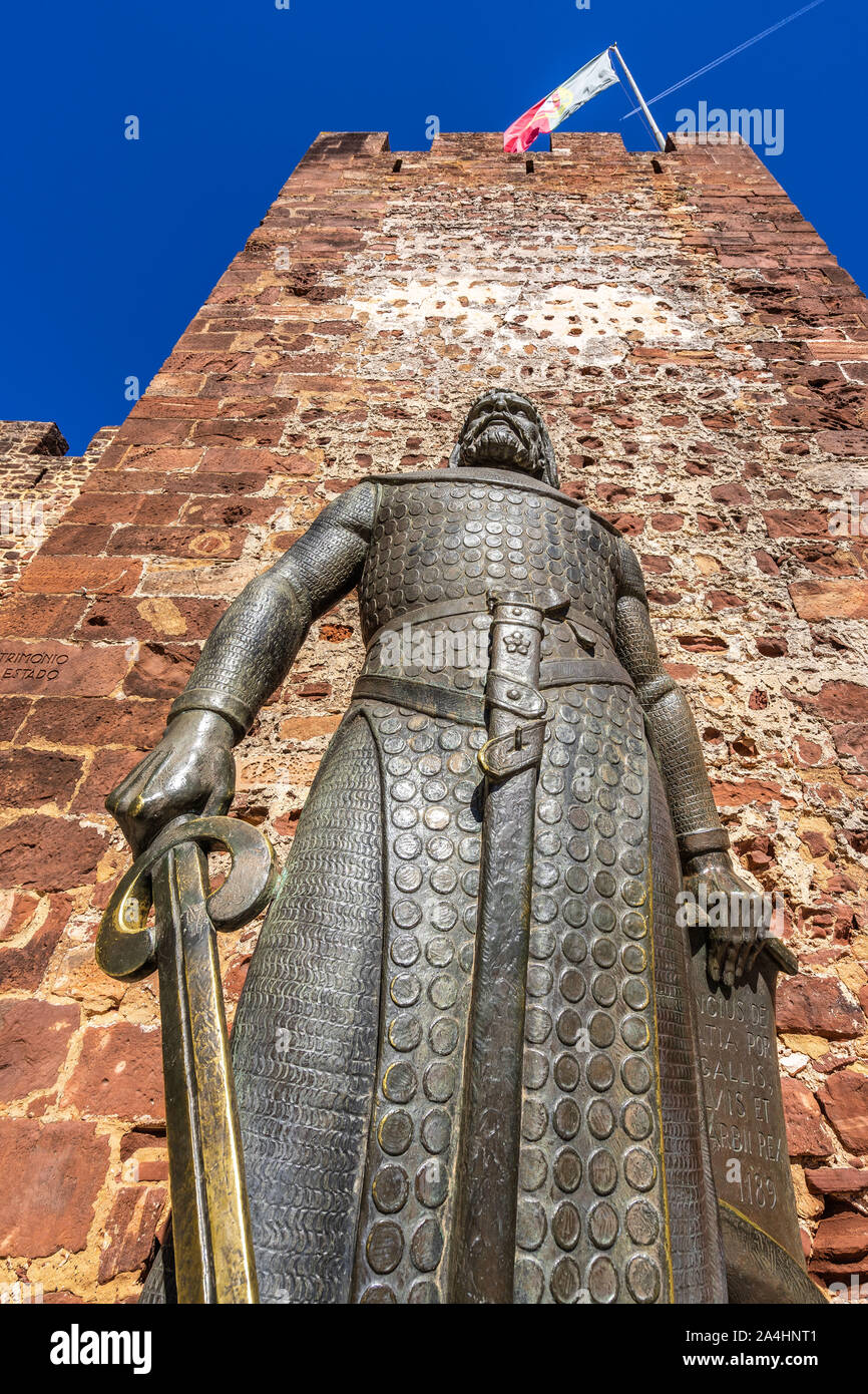 In der Nähe der Statue von König Sancho I. von Portugal am Eingang der Burg von Silves, Algarve, Portugal Stockfoto