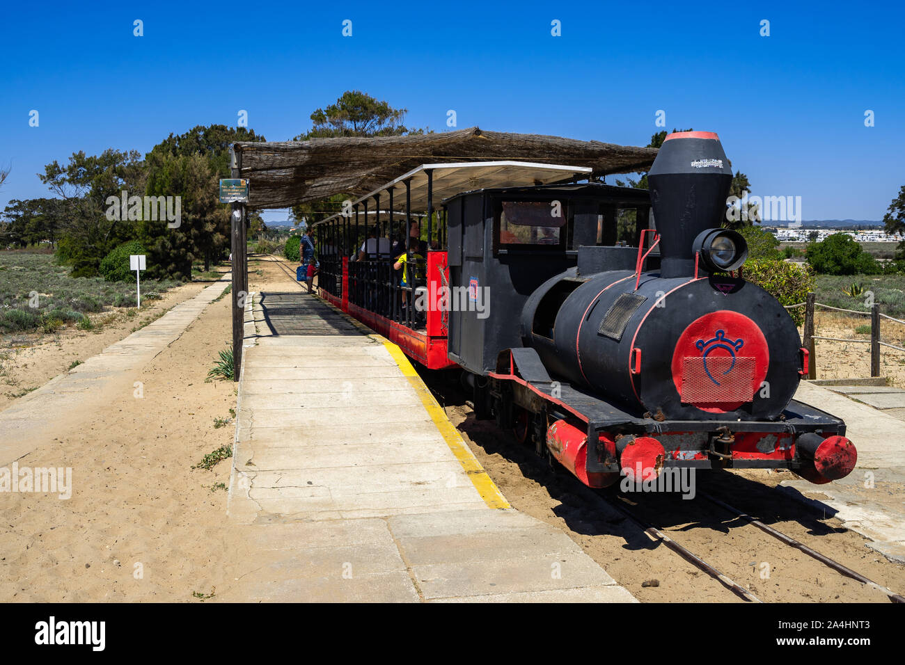 Lokomotive der Mini Zug anschließen Pedras del Rei zu Barril Strand ist eine sehr beliebte Touristenattraktion. Tavira, Algarve, Portugal, April 2019 Stockfoto