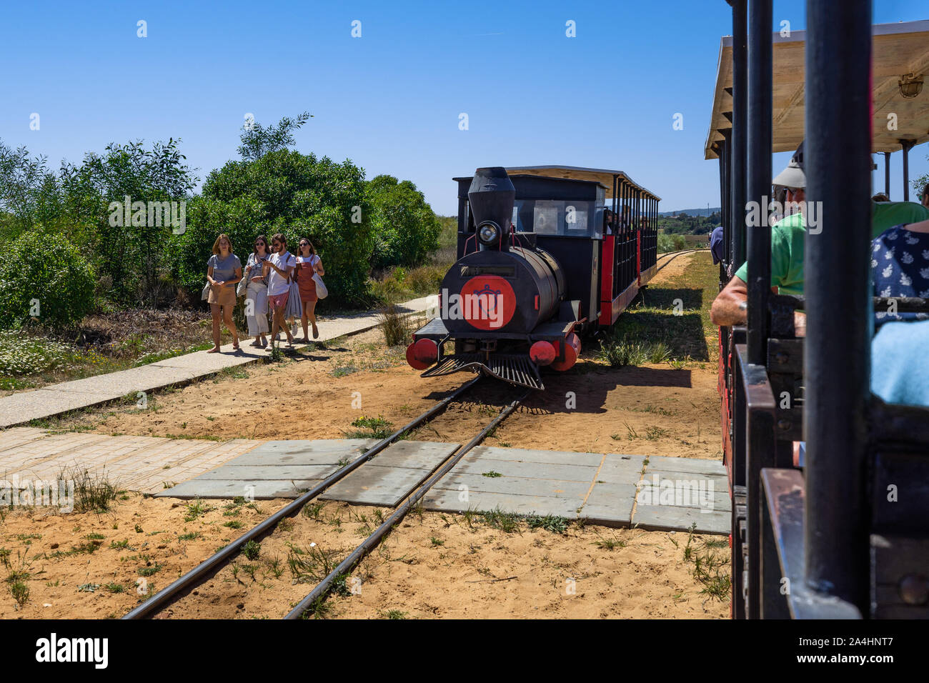 Auf dem Mini Zug bei Ilha de Tavira anschließen Barril Strand mit Pedras del Rei, eine sehr beliebte Touristenattraktion, Tavira, Algarve, Portugal Stockfoto