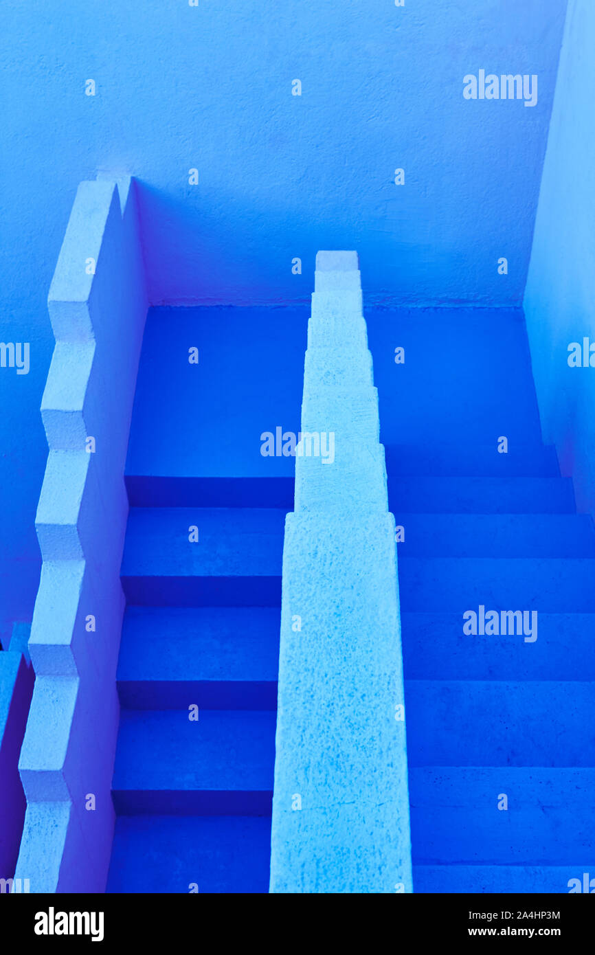 Geometrische Gebäude Treppen. Die rote Wand, La Manzanera. Calpe, Spanien Stockfoto