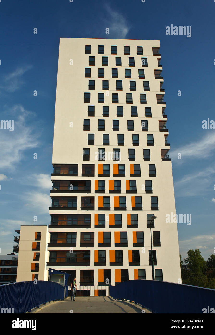 Modernes Apartmentgebäude. Fassade, zeitgenössische Architektur. Stilvolles Wohnen Mehrfamilienhaus. Stockfoto