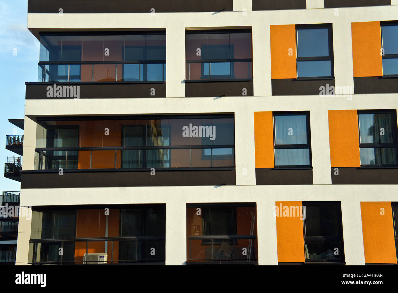 Modernes Apartmentgebäude. Fassade, zeitgenössische Architektur. Stilvolles Wohnen Mehrfamilienhaus. Stockfoto
