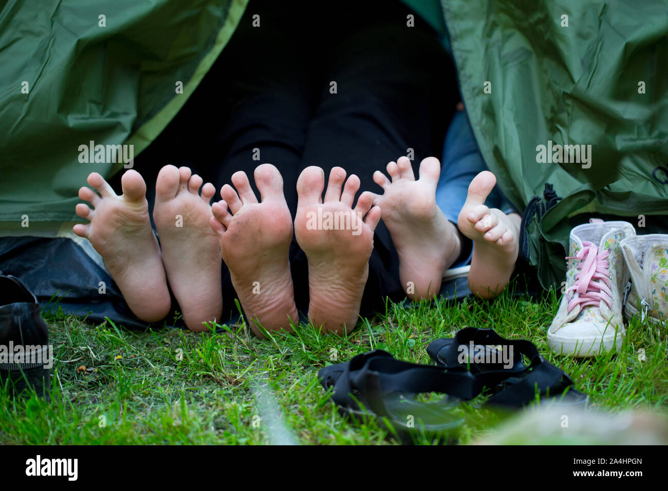 Die nackten Füße auf eine touristische Hütte Stockfotografie Alamy