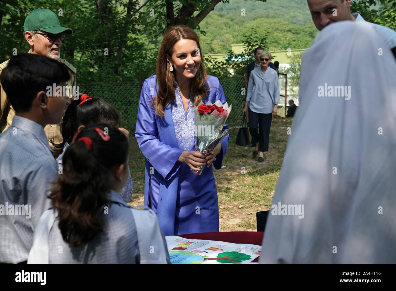 Die Herzogin von Cambridge hält Blumen zu ihr und von der örtlichen Bevölkerung bei einem Besuch in den Margalla Hills am zweiten Tag der königlichen Besuch in Pakistan. Stockfoto