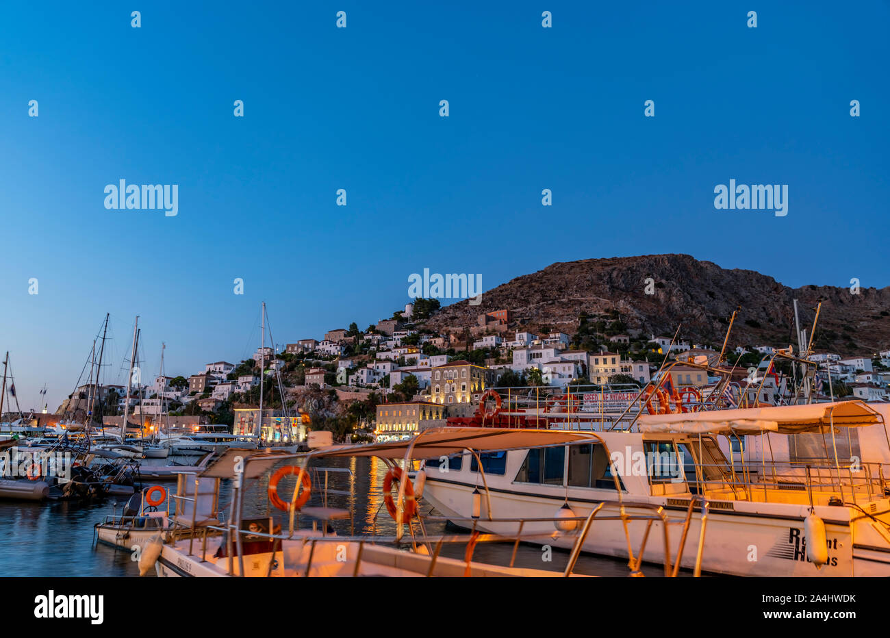 Hydra, griechische Insel - 20. Juli 2019; Stadt und am Wasser in der Nacht als Touristen bewegen, über das Leben zu genießen und die Atmosphäre auf der griechischen Insel Stockfoto