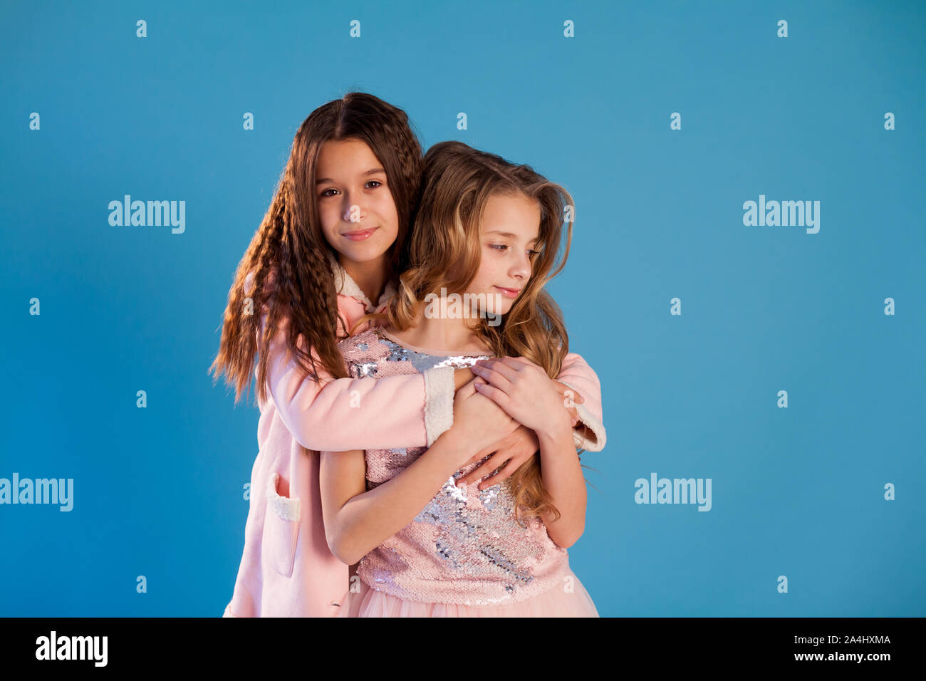 Zwei modische Mädchen Schule Freundinnen in Weiß Rosa Kleider Stockfoto