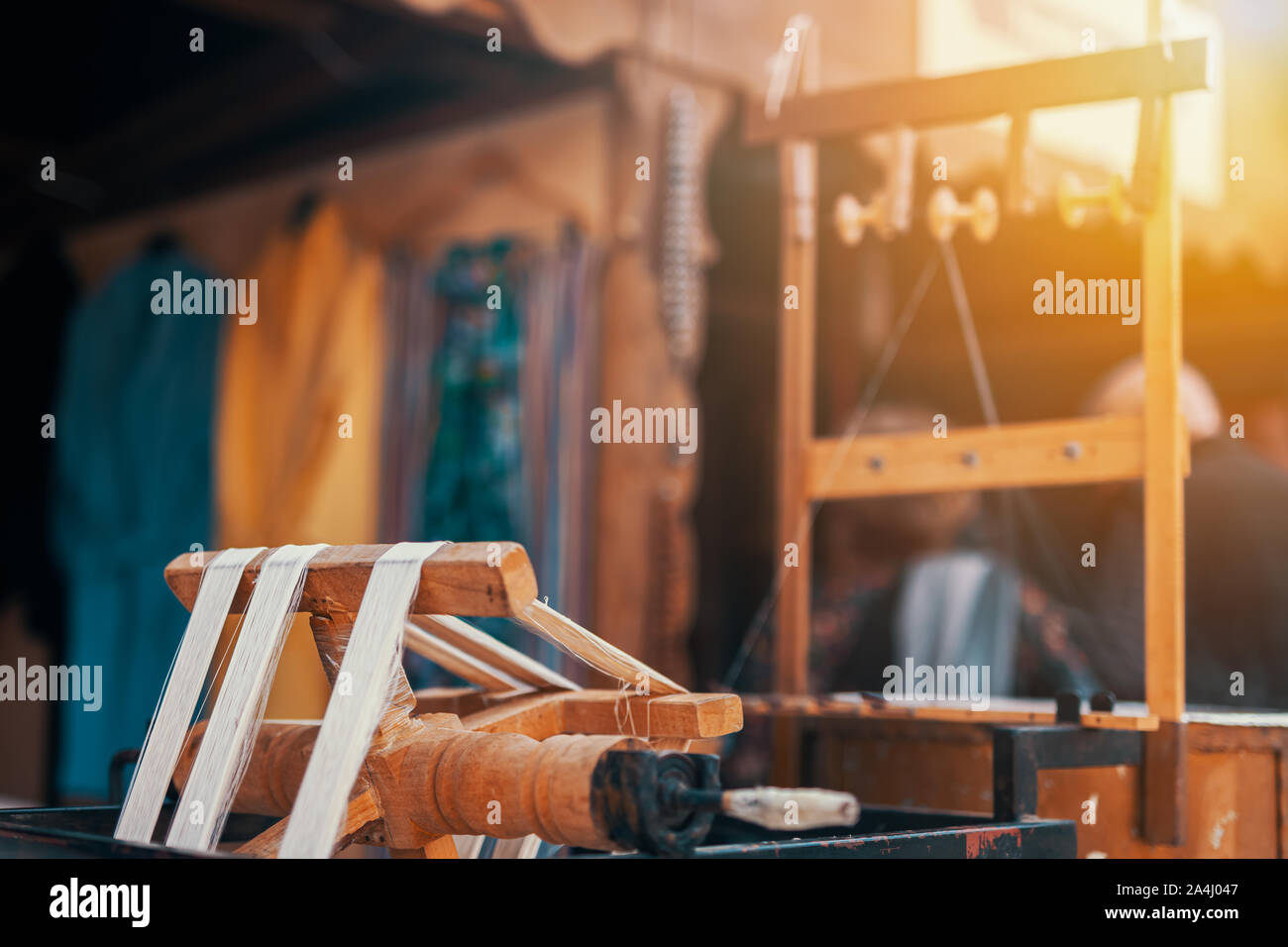 Traditionelle Spinning Wheel machine für die natürliche Seide von silkworm. Seidenfasern Umhüllung in Basar zu Riemenscheibe. Stockfoto