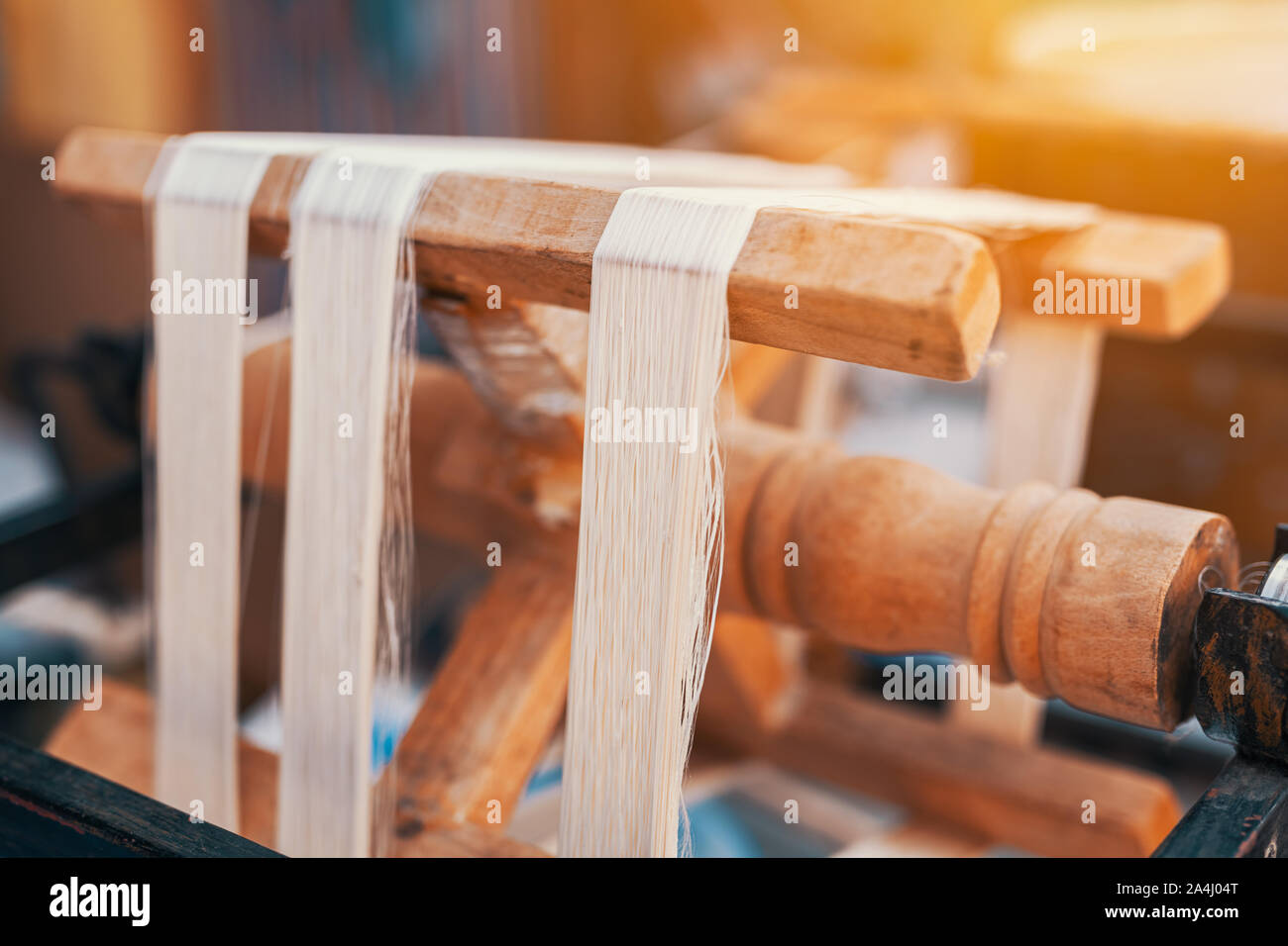 Traditionelle Spinning Wheel machine für die natürliche Seide von silkworm. Seidenfasern Umwicklung um die Riemenscheibe. Stockfoto