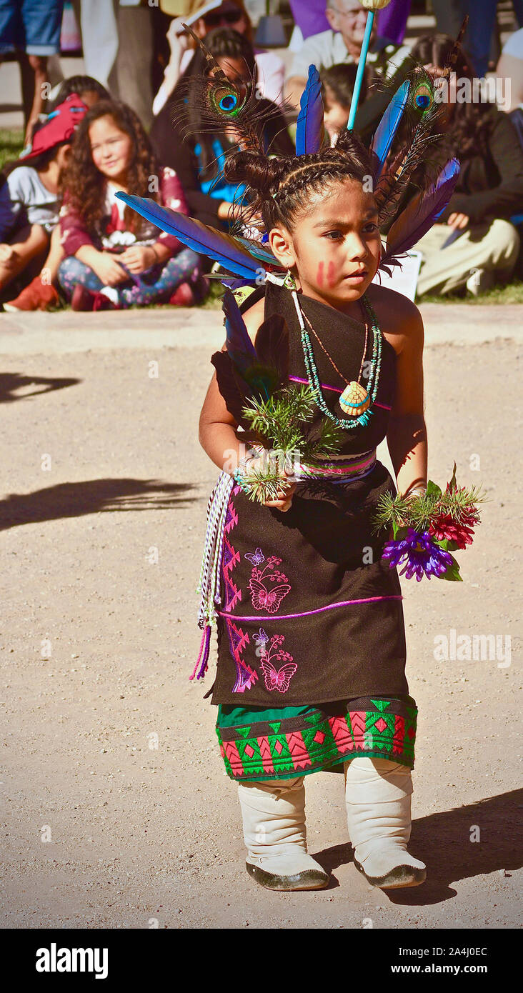 Albuquerque, New Mexico, USA. 14. Oktober, 2019. Ein Mädchen feiert die erste indigene Völker Tag am Indian Pueblo Cultural Center in Albuquerque, New Mexiko, die Vereinigten Staaten, Oktober 14, 2019. Credit: Richard Lakin/Xinhua/Alamy leben Nachrichten Stockfoto