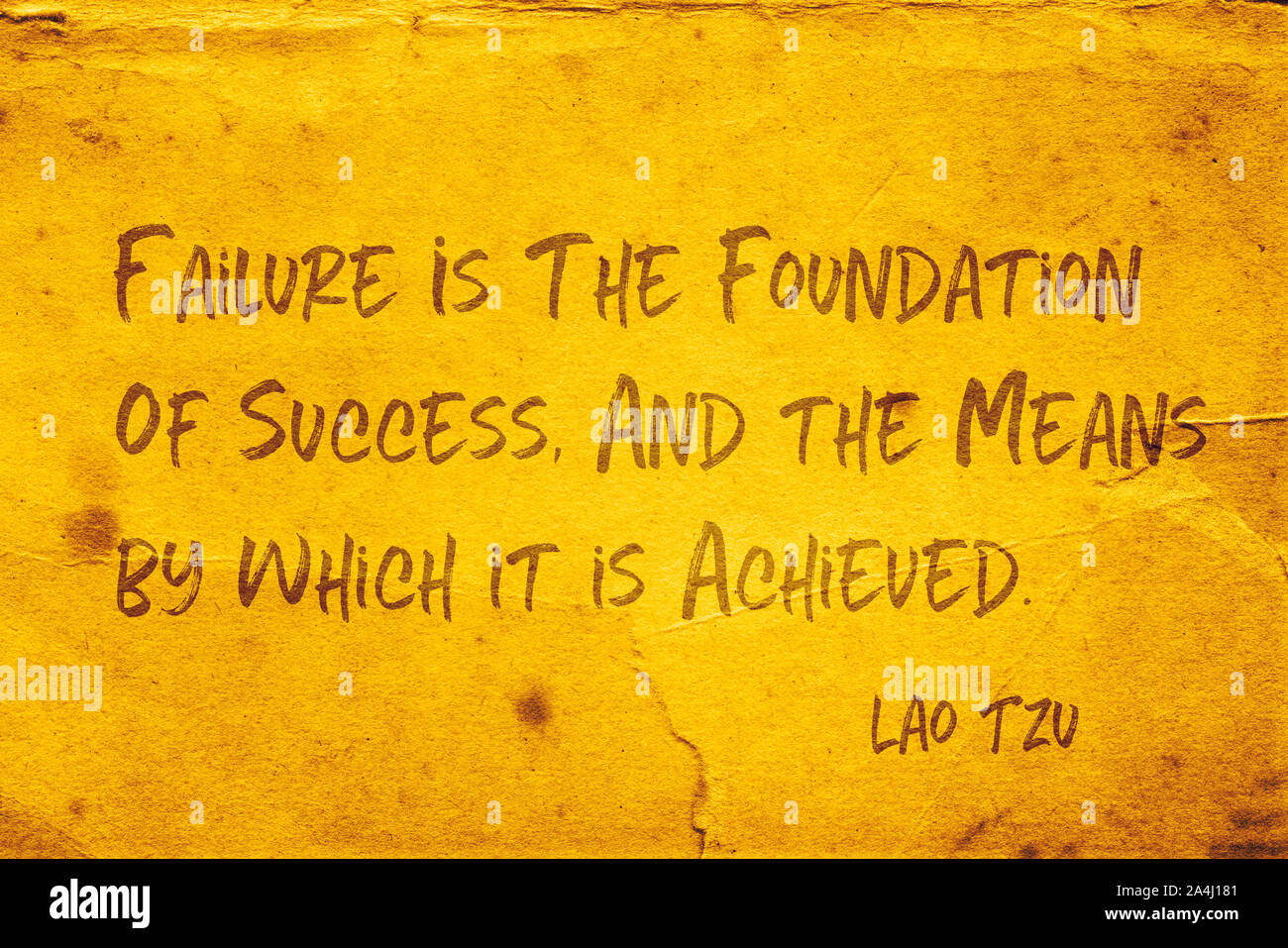 Scheitern ist die Basis für den Erfolg, und die Mittel, durch die es erreicht wird - alte chinesische Philosoph Lao Tzu Angebot auf grunge gelbes Papier gedruckt Stockfoto