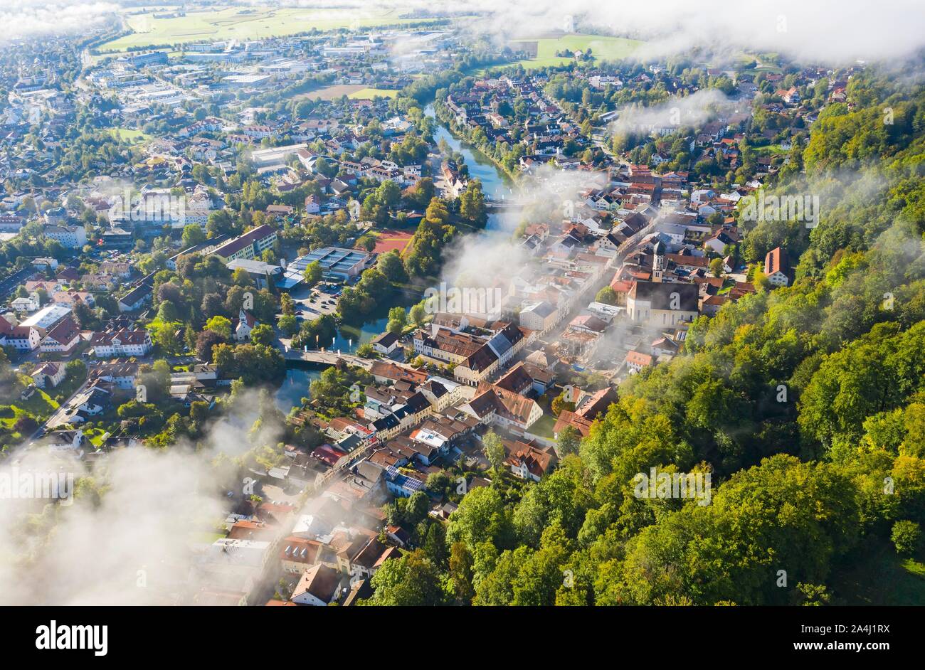 Luftaufnahme, Altstadt von Wolfratshausen mit Loisach und Kirche St. Andreas im Morgennebel, Oberbayern, Bayern, Deutschland Stockfoto