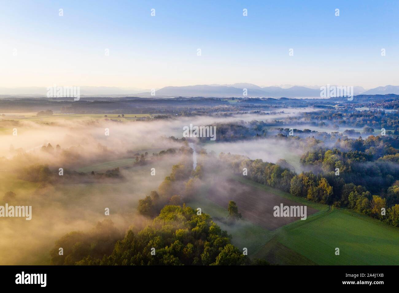 Kulturelle Landschaft, Wald und Wiesen mit Loisach im Morgennebel, im Hintergrund Ausläufer der Alpen, in der Nähe von gelting in der Nähe von Geretsried Stockfoto