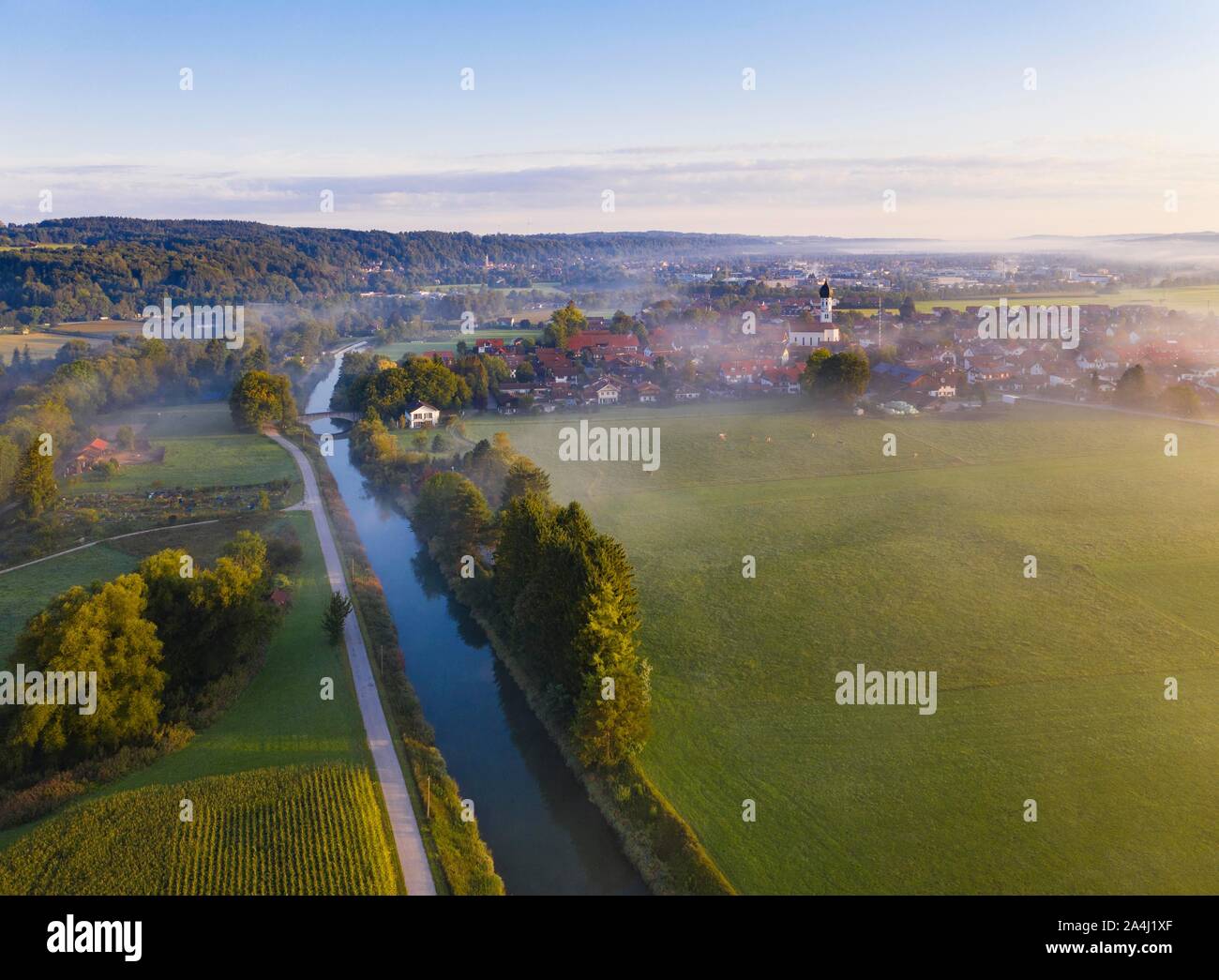 Ort Gelting und Loisach Kanal, in der Nähe von Geretsried, Tölzer Land, Luftaufnahme, Oberbayern, Bayern, Deutschland Stockfoto