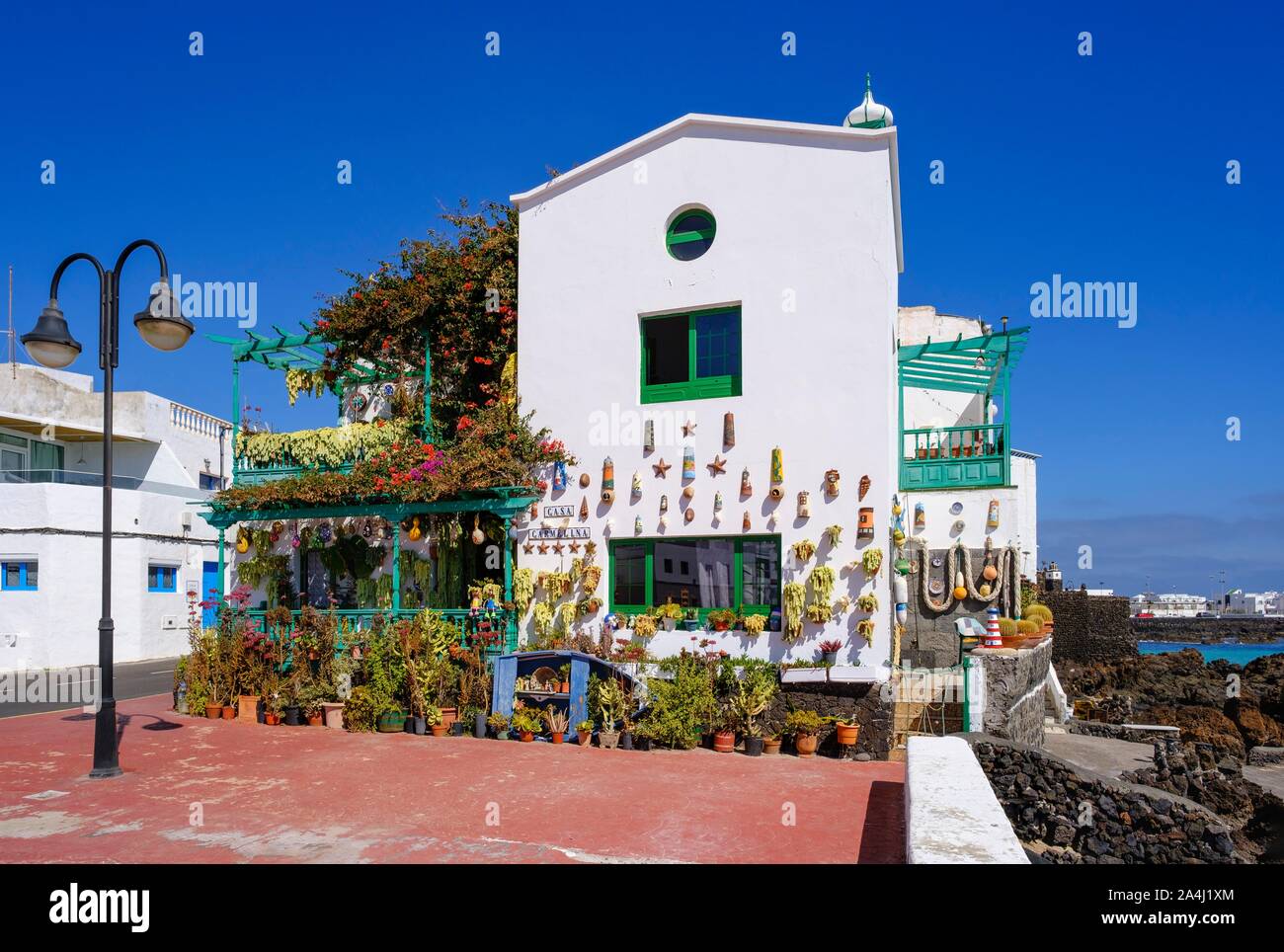 Eingerichtete Haus mit vielen Topfpflanzen und Keramik, Dorf Punta Mujeres, Lanzarote, Kanarische Inseln, Spanien Stockfoto