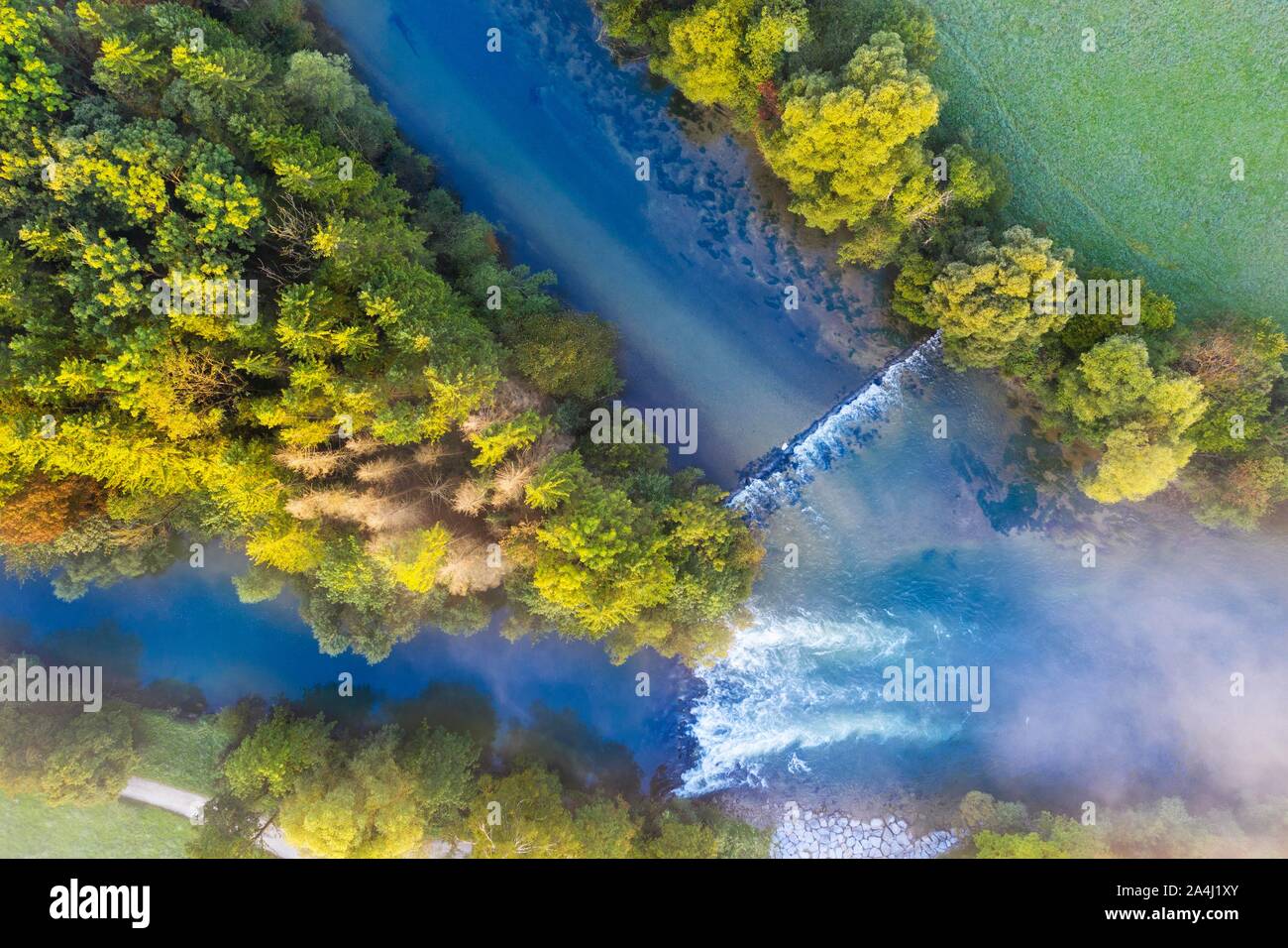 Zusammenfluss von zwei Flussarmen der Loisach, in der Nähe von gelting in der Nähe von Geretsried, Tölzer Land, Luftaufnahme, Oberbayern, Bayern, Deutschland Stockfoto