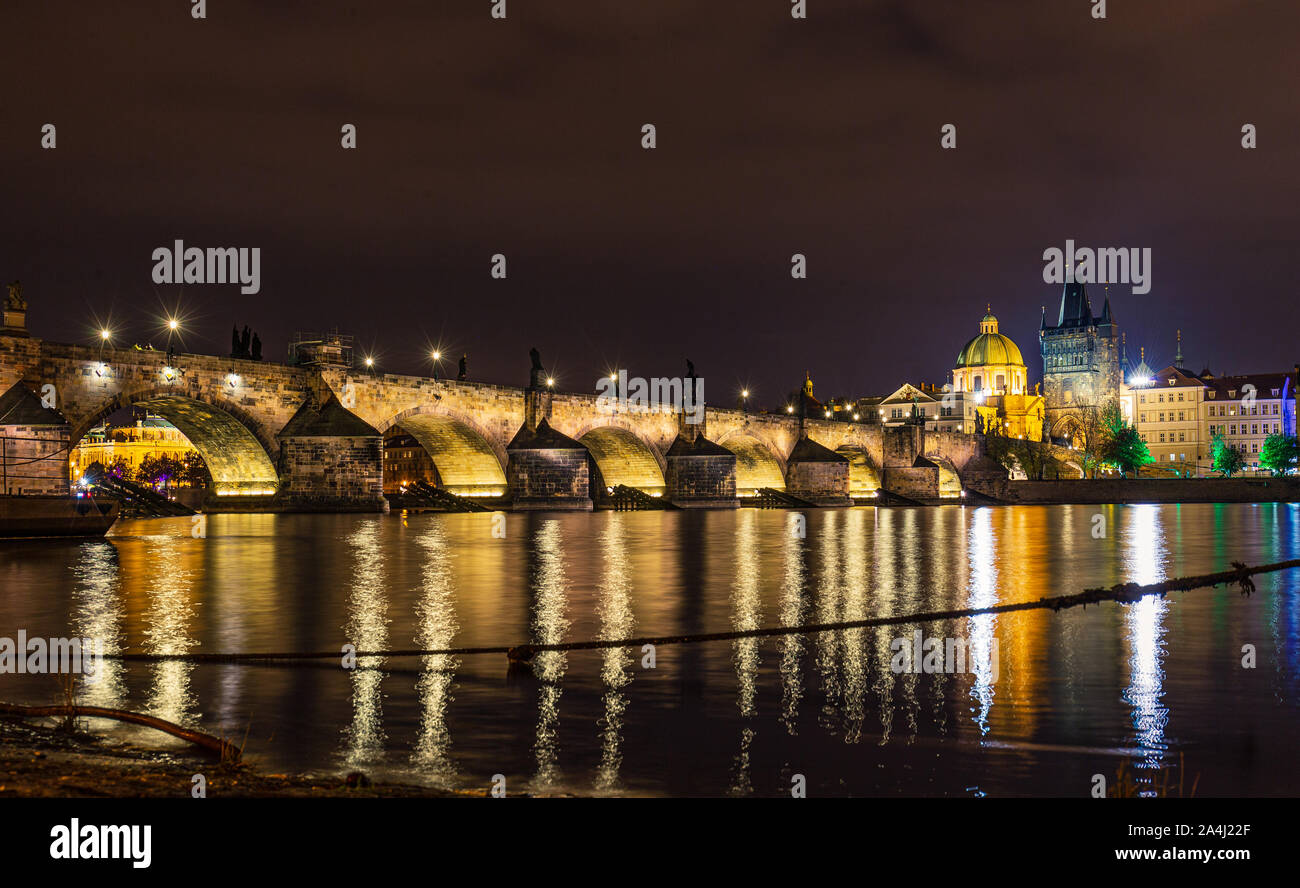 Karlsbrücke in Prag bei Nacht Stockfoto