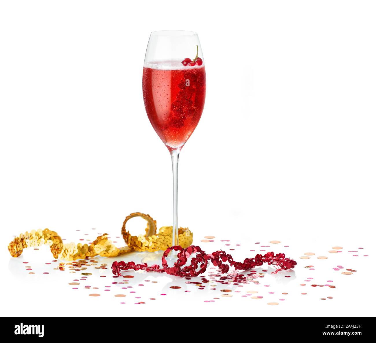 Campari Mixgetränk in Champagner Glas, rote Johannisbeeren, mit Pailletten als Dekoration, Studio shot eingerichtet, Deutschland Stockfoto