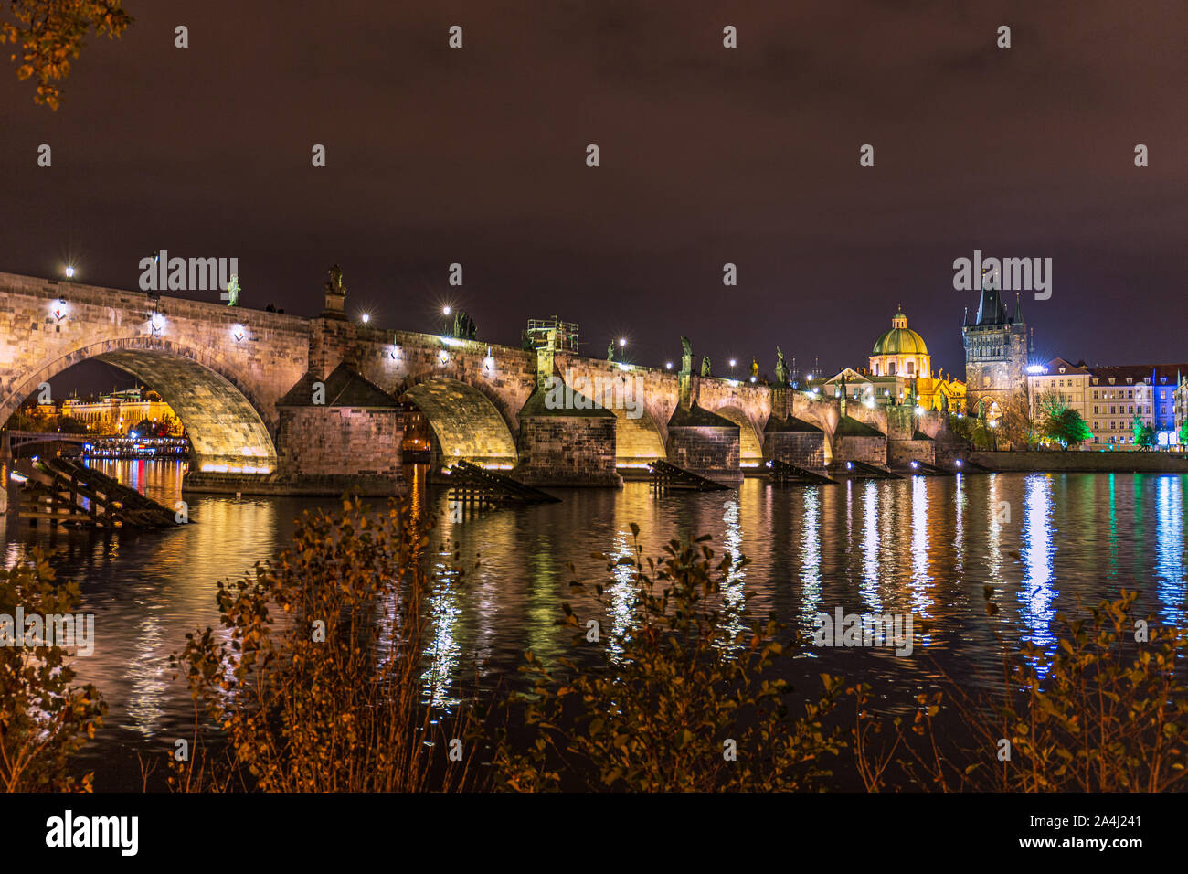 Karlsbrücke in Prag bei Nacht Stockfoto