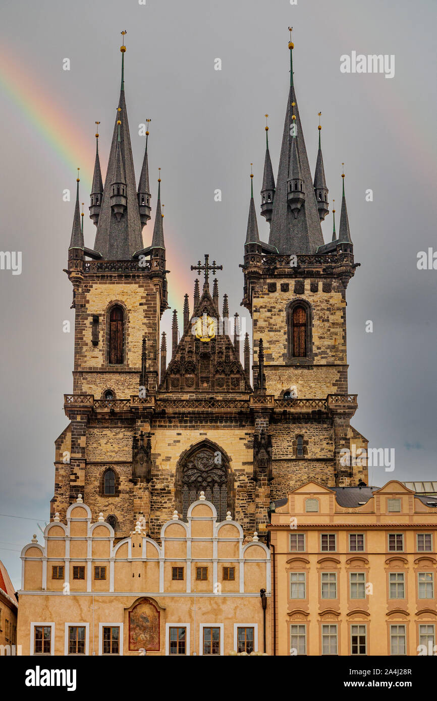 Die Kirche Unserer Lieben Frau (Tyn) mit einem Regenbogen, Prag - Tschechische Republik Stockfoto