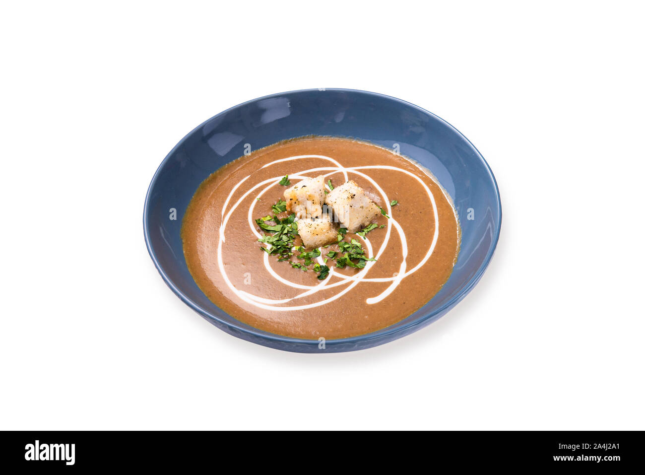 Gebratener Kürbis und Karotten Suppe mit Sahne und Kürbiskerne auf weißem Hintergrund. Stockfoto