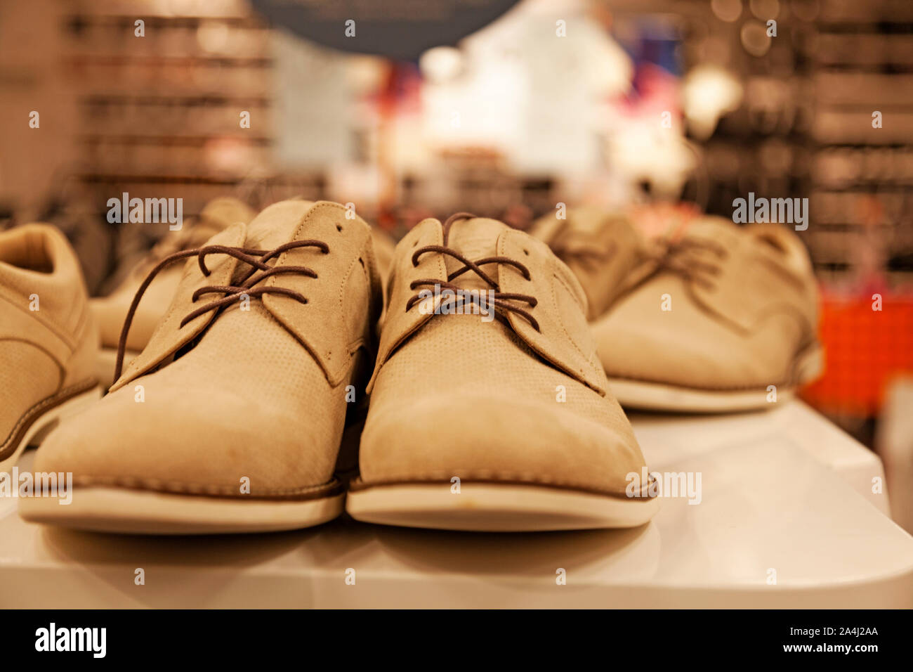 Viele moderne Schuhe im Schuhgeschäft in der Mall Teg Stockfoto